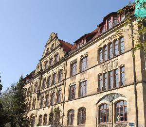 Die Fassade der Gertrud-Luckner-Gewerbeschule in Freiburg im Breisgau  